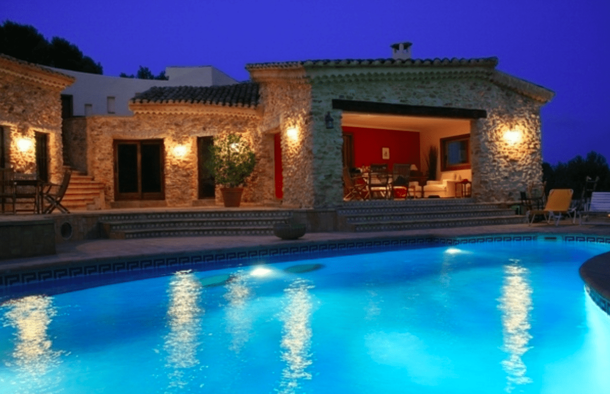 Main Photo of a 6 bedroom  Villa for sale